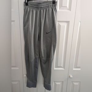 NIKE THERMA DRI-FIT BASKETBALL CUFFED PANTS JOGGERS GREY Size M.